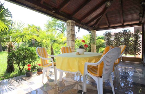 Mali Maj House | Bungalow with beautiful garden and air conditioning
