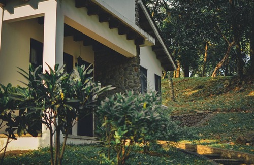 Escuintla House | Bungalow with Swimming Pool in Nature