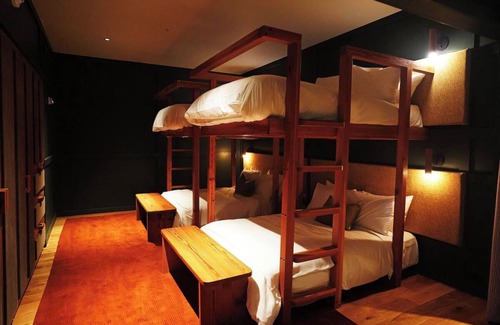Fredericksburg Hotel | Bunk Room Escape | Lounge Area, Shower & Steps to Local Dining