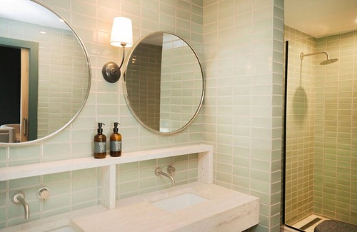 Fredericksburg Hotel | Bunk Room Escape | Lounge Area, Shower & Steps to Local Dining