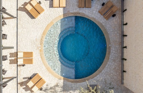 Fredericksburg Hotel | Bunk Suite, Albert Hotel | Enjoy Poolside Bar and Nearby Historic Saloon