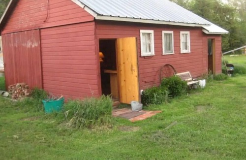 Custer County Cabin | Bunkhouse on Working Ranch/Bird Sanctuary. Cozy, cabin w. bathroom and kitchen