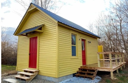 Jacksonville Cabin | Bunkhouse Seventy-Four - Cute, quaint and just minutes from Jacksonville, ILn