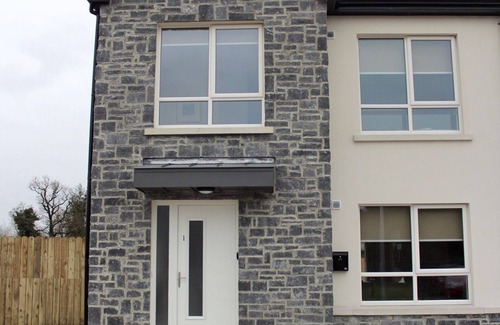 Bunratty House | Bunratty Town House No 1 - sleeps 8 guests in 4 bedrooms