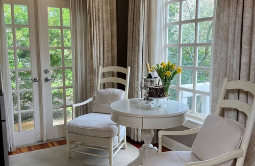 Sonoma House | Burbank SuitenHistoric Cedar Mansion Bungalows
