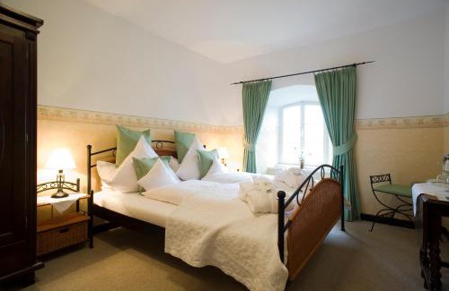 Kronenburg Hotel | Burghaus & Villa Kronenburg