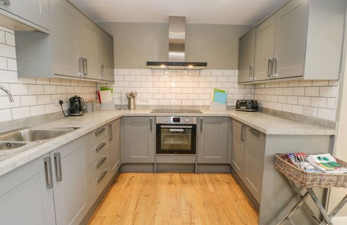 Greta Bridge House | BURNS COTTAGE, pet friendly, with hot tub in Barnard Castle