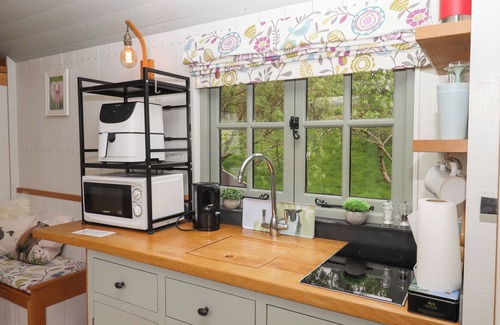 Swimbridge Cottage | BURR 2 SHEPHERDS HUT, romantic, country holiday cottage in Barnstaple
