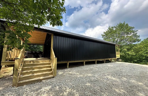Glouster Cabin | Burr Oak Cabin With Hot Tub and WIFI