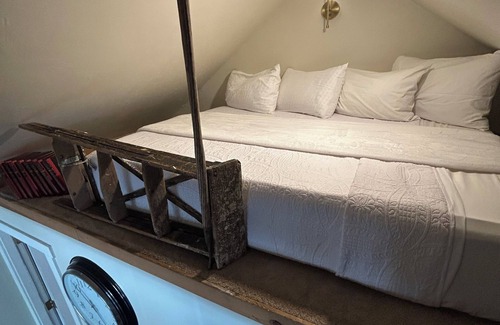 Downtown Boise Cottage | Burrow on 24th - Hot Tub 1BR/1BA