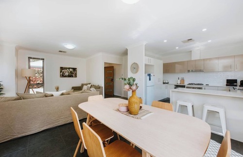 Central Mudgee House | Burrundulla at The Willows Modern Mudgee Escape