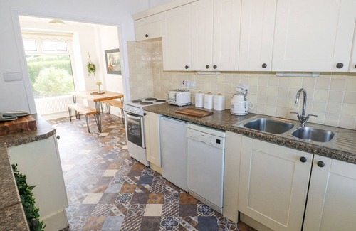 Llanrhidian Higher Cottage | BURRY HOUSE, pet friendly, with hot tub in Llanmorlais