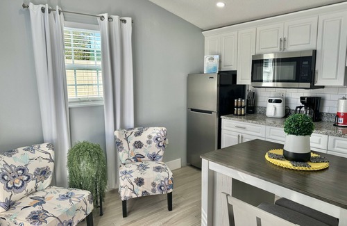 Bearss Plaza House | Busch gardens Bright Modern Tiny Home