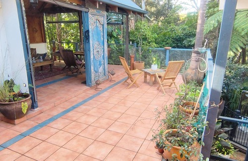 Baulkham Hills House | Bush retreat on the street. 30 mins Bus to city