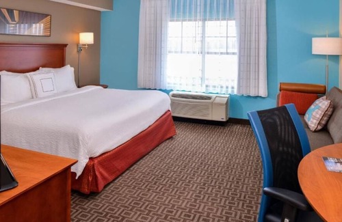 Thousand Oaks House | Business Lodging in Thousand Oaks! 4 units w/Work Space, Full Kitchen, Pool