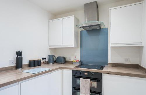 Central Milton Keynes Apartment | Business or leisure-Ready Two-Bedroom Apartment - 7 Mins from Station, Free Wi-Fi, Great for Relocation Stays By AV Hughes Properties