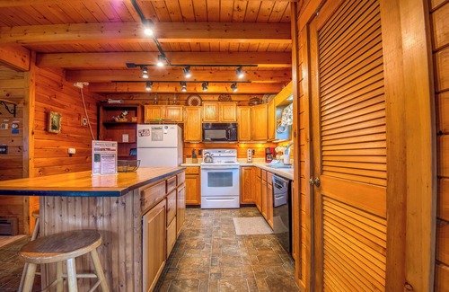 Rangeley House | 🐾Butler House - Spacious log home nestled in the woods, dog friendly