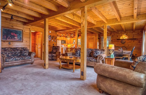 Rangeley House | 🐾Butler House - Spacious log home nestled in the woods, dog friendly