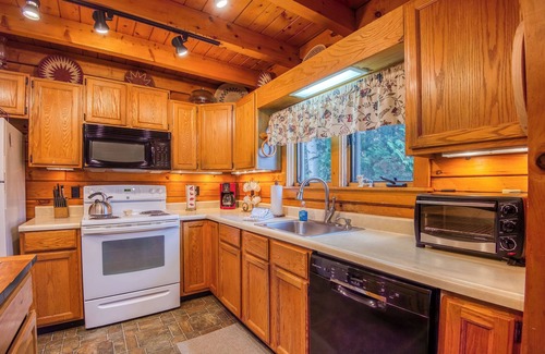 Rangeley House | 🐾Butler House - Spacious log home nestled in the woods, dog friendly