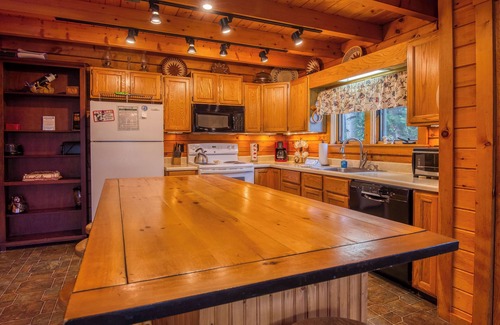 Rangeley House | 🐾Butler House - Spacious log home nestled in the woods, dog friendly