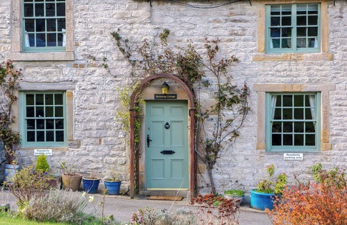 Castleton Cottage | BUTTERCUP COTTAGE, pet friendly in Castleton, Peak District