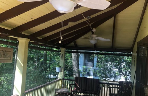 Timber Hills Cottage | Butterfly Cottage Close to Everything
