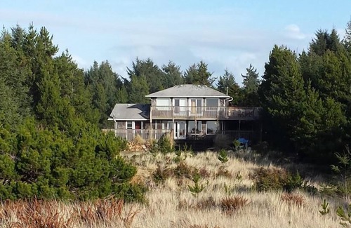 Long Beach House | Buy 2 get 3rd night FREE Nov 2025- March 2026 Oceanfront Home With Beach Access!