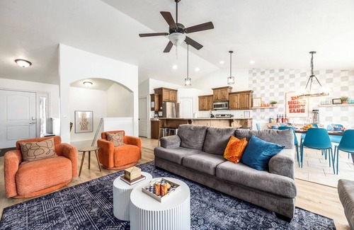 Heber House | Buy 4 get 5th free—XBOX room- Pets welcomed! Sleeps 18- Hottub- Hammocks