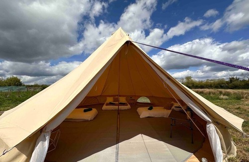 Chackmore Apartment | Buzzard's Tent In Meadow