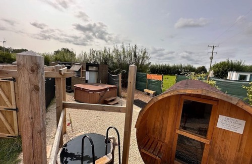 Chackmore Apartment | Buzzard's Tent In Meadow