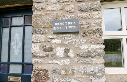 Llandeilo Cottage | BUZZARDS WATCH, pet friendly, character holiday cottage in Llandeilo
