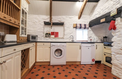 Trefin Cottage | BWTHYN ALARCH, family friendly, with hot tub in St Davids