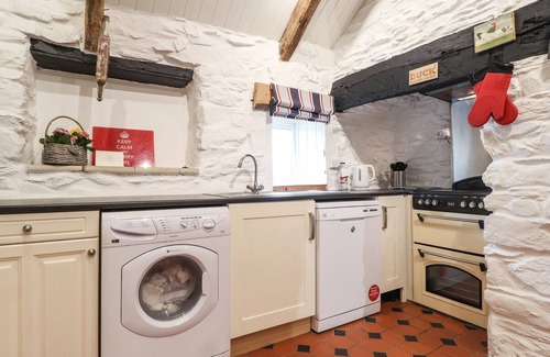 Trefin Cottage | BWTHYN ALARCH, family friendly, with hot tub in St Davids