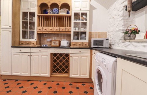 Trefin Cottage | BWTHYN ALARCH, family friendly, with hot tub in St Davids