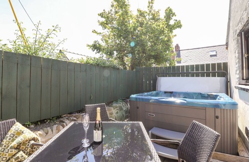Trefin Cottage | BWTHYN ALARCH, family friendly, with hot tub in St Davids