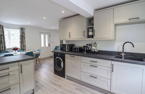 Dinas Mawddwy Cottage | BWTHYN CAMLAN, family friendly, with hot tub in Dinas Mawddwy