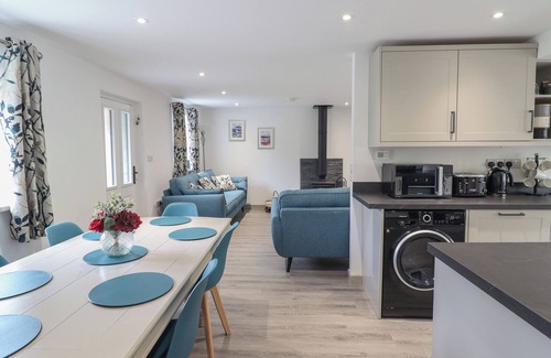 Dinas Mawddwy Cottage | BWTHYN CAMLAN, family friendly, with hot tub in Dinas Mawddwy