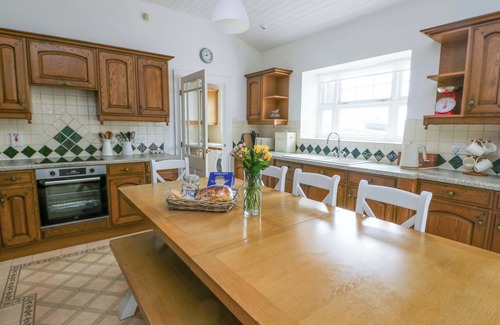 Llangefni House | BWTHYN CLAI, family friendly, country holiday cottage in Llangefni