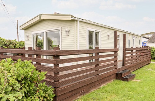 Cylch-Y-Garn Cottage | BWTHYN Y BAE LODGE, pet friendly, with a garden in Llanfaethlu