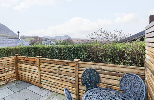 Manod House | BWTHYN Y BUGAIL, pet friendly, with open fire in Blaenau Ffestiniog
