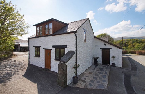 Cwrt House | Bwthyn y Cipar - Two Bedroom House, Sleeps 4