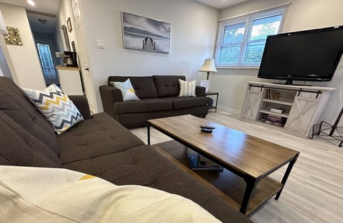 Pickering Apartment | By-The-Bay 3 Bed 2 Bath Cottage! - 3 minutes to the beach!