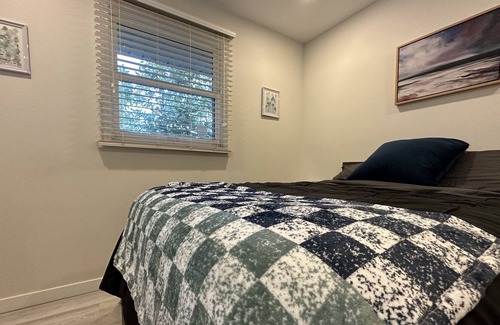 Pickering Apartment | By-The-Bay 3 Bed 2 Bath Cottage! - 3 minutes to the beach!