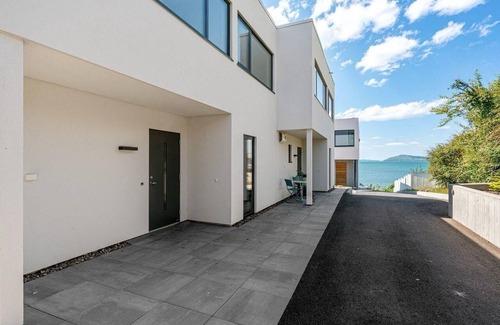 Strand House | By the sea –firepit, 750 Mbps Wi-Fi, Trampoline & SUP