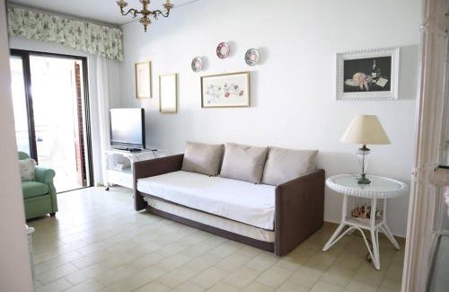 Nikiana House | By the sea
