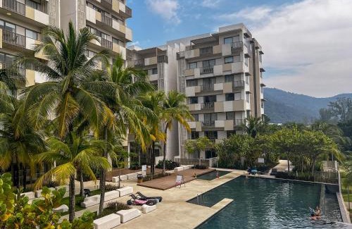 Batu Ferringhi Apartment | By the Sea- Pool and Sea View