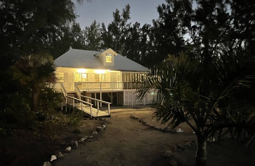 Tarpum Bay House | By The Sea - Seaside paradise, newly renovated & furnished