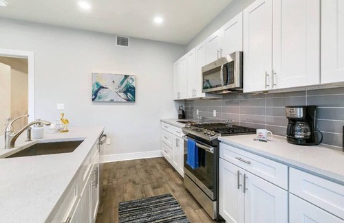 Bywater Condo | Bywater Getaway: 1BR Condo with Pool, Gym, Patio, Private Parking - Minutes to Downtown