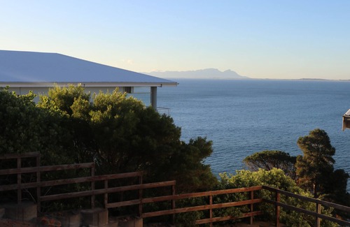 Mountainside House | C'est la vie, and a view blends charm and modern elegance.