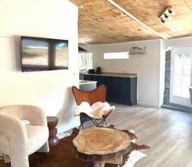 Mees House | C'est une maison bleue adossée à la forêt
